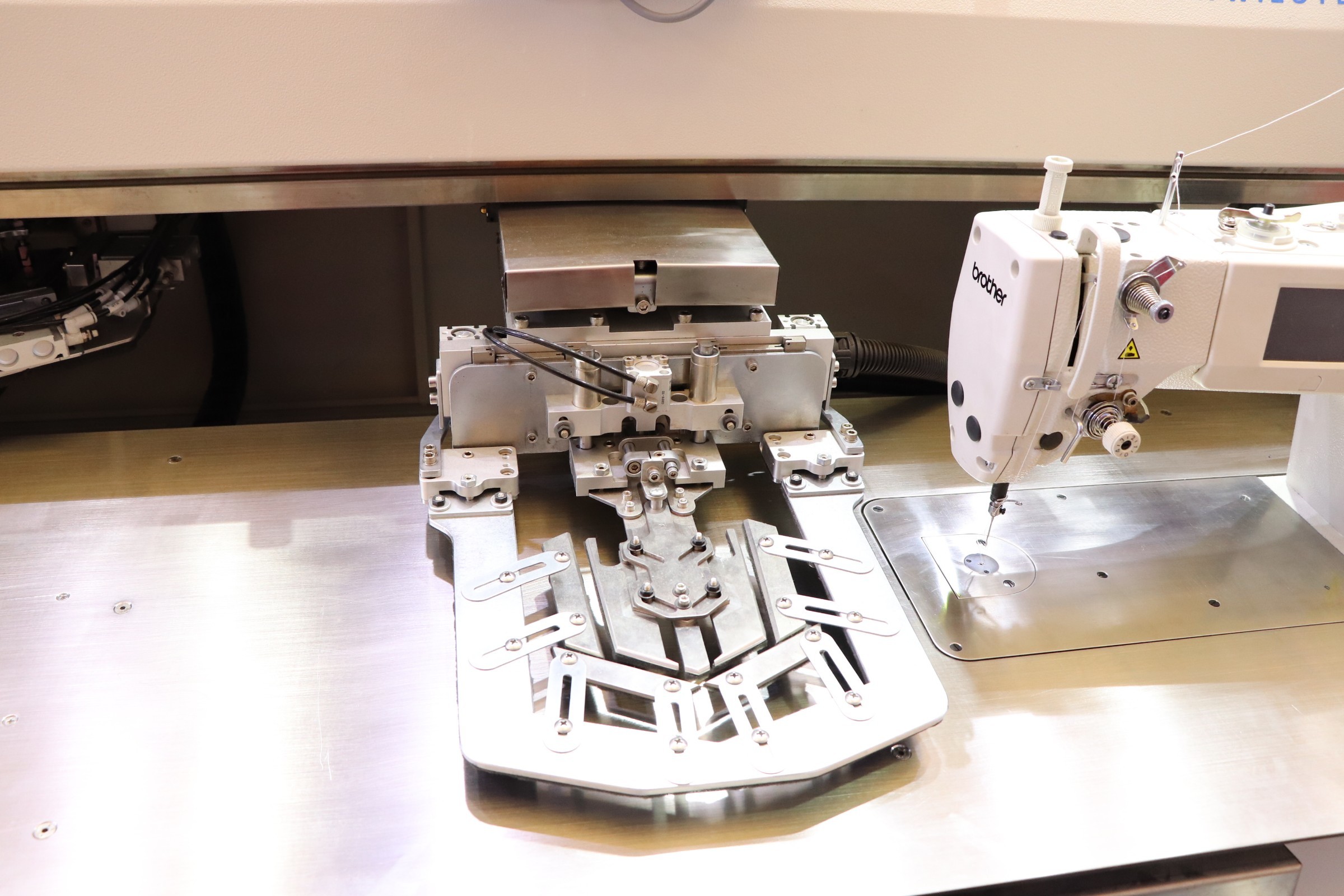 ZY9000TDB 全 自动 数 控 贴袋机 M&aacute;quina autom&aacute;tica de coser de bolsillo CNC -15 -15